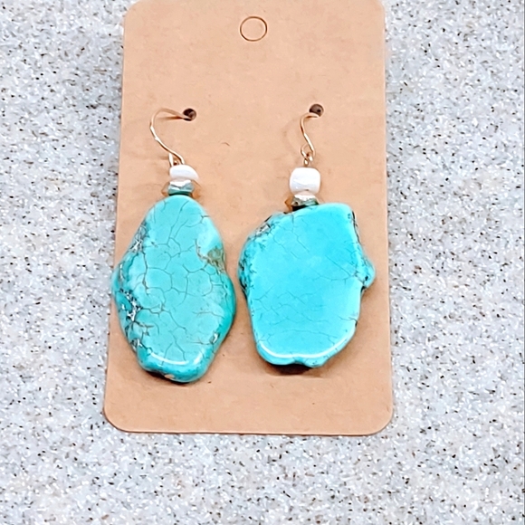 SLICED HOWLITE GOLD TONE STAINLESS STEEL HOOK EARRINGS - Picture 6 of 7